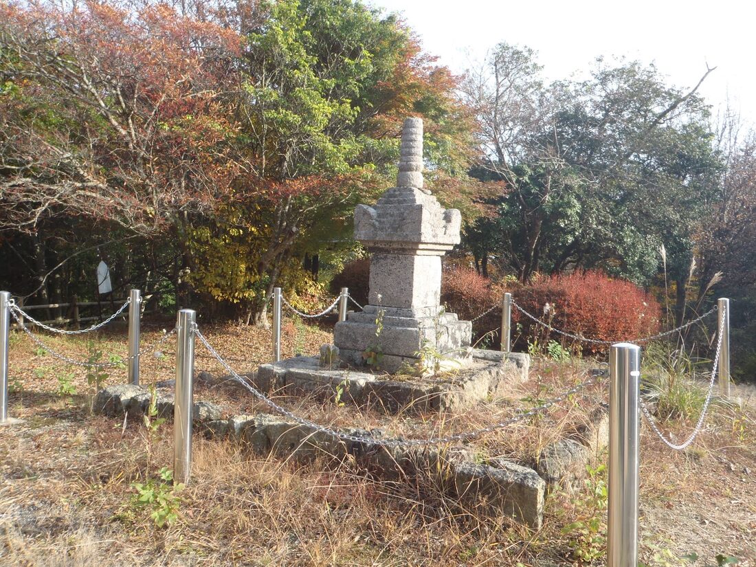星居山山頂に残る宝篋印塔