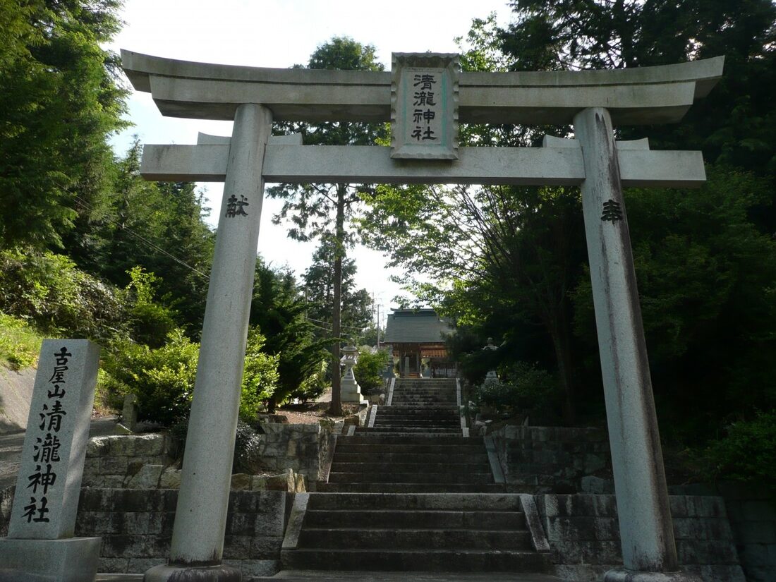光末清瀧神社の鳥居と参道
