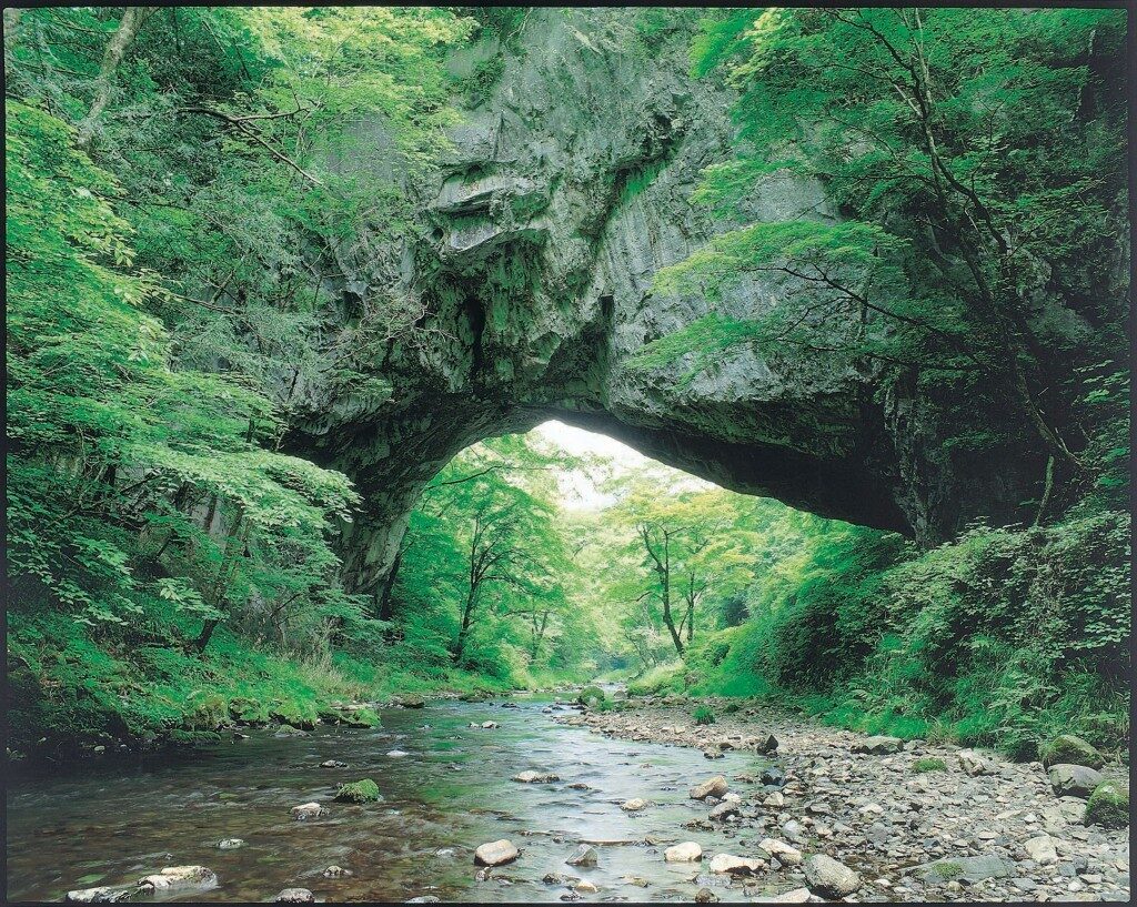 帝釈峡に架かる自然の岩橋